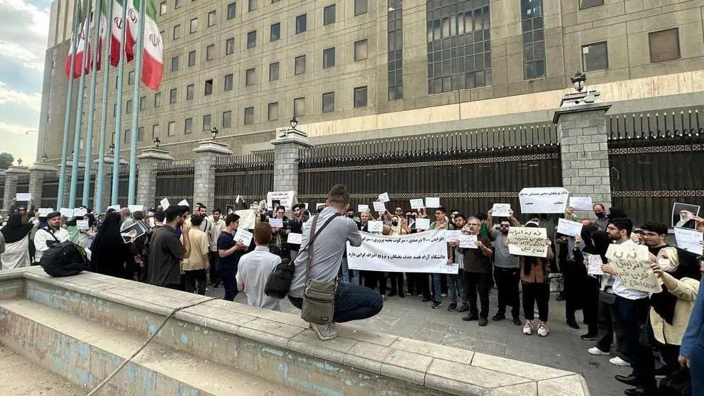 تجمع دانشجویان رشتههای علوم پزشکی دانشگاه آزاد در اعتراض به شهریههای بالا